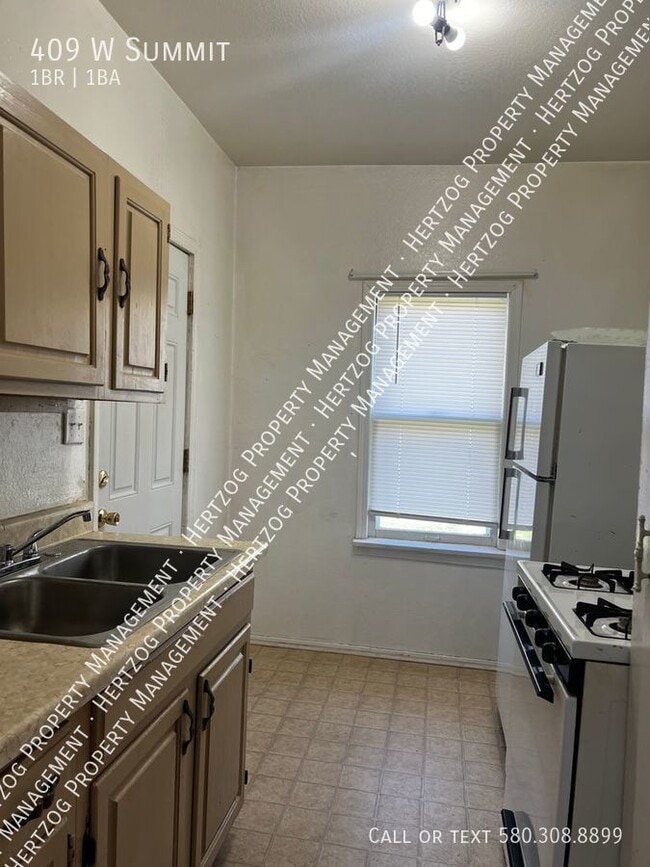 Building Photo - 409 W Summit-
