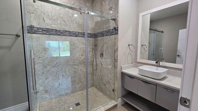 Building Photo - Beautiful and Modern 4 bed 3.5 Bath Townho...
