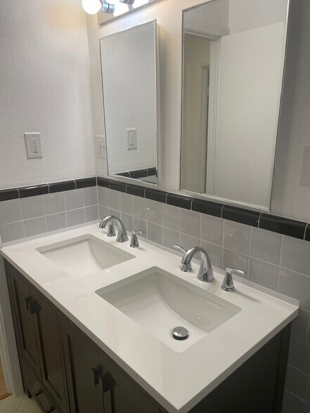 Double vanity - 2310 Racine Dr
