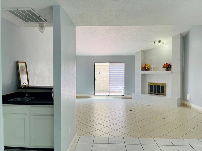 Building Photo - 6823 Songbrook Dr