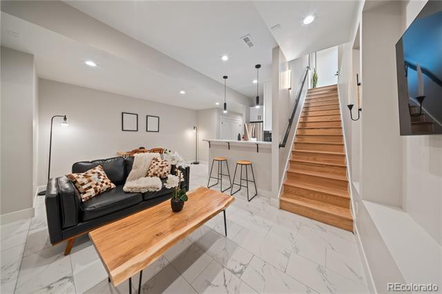 Building Photo - 2905 W 4th Ave