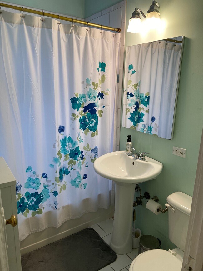 Building Photo - 2326 N Lincoln Park W