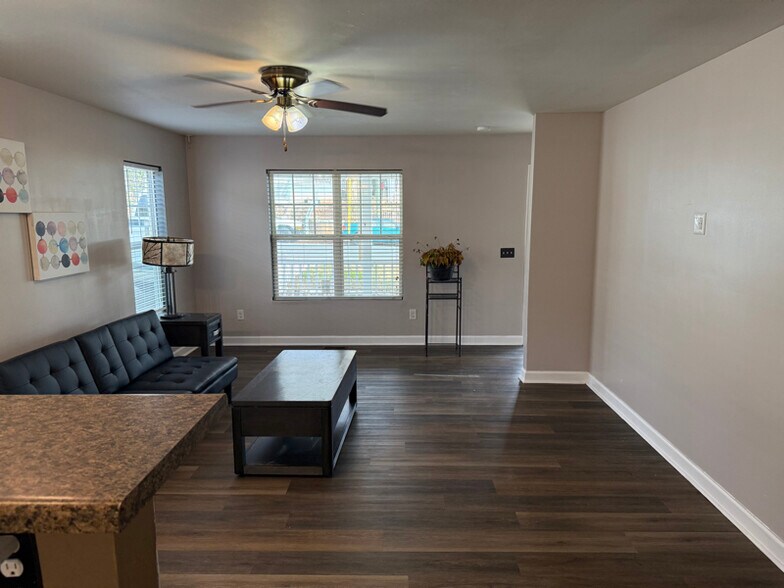 Building Photo - 1624 N Cherry St