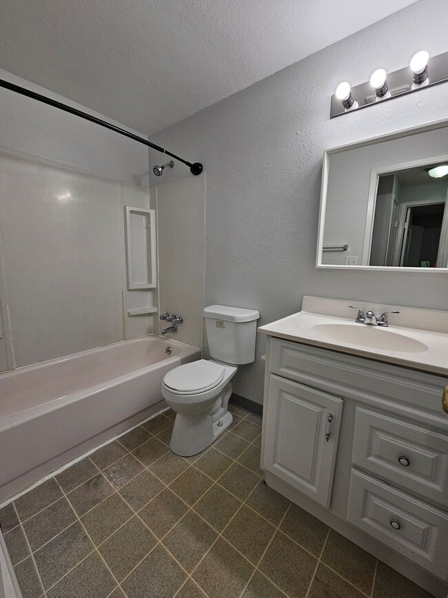 Building Photo - Serene 2 Bedroom 1 1/2 Bath Aurora Townhom...