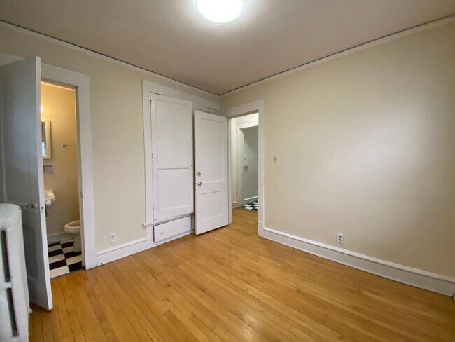 Building Photo - 2533 N Lake Dr