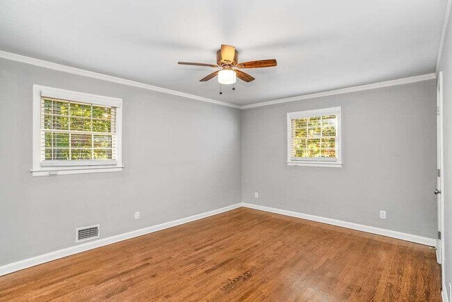 Building Photo - 3911 Ivy Rd NE