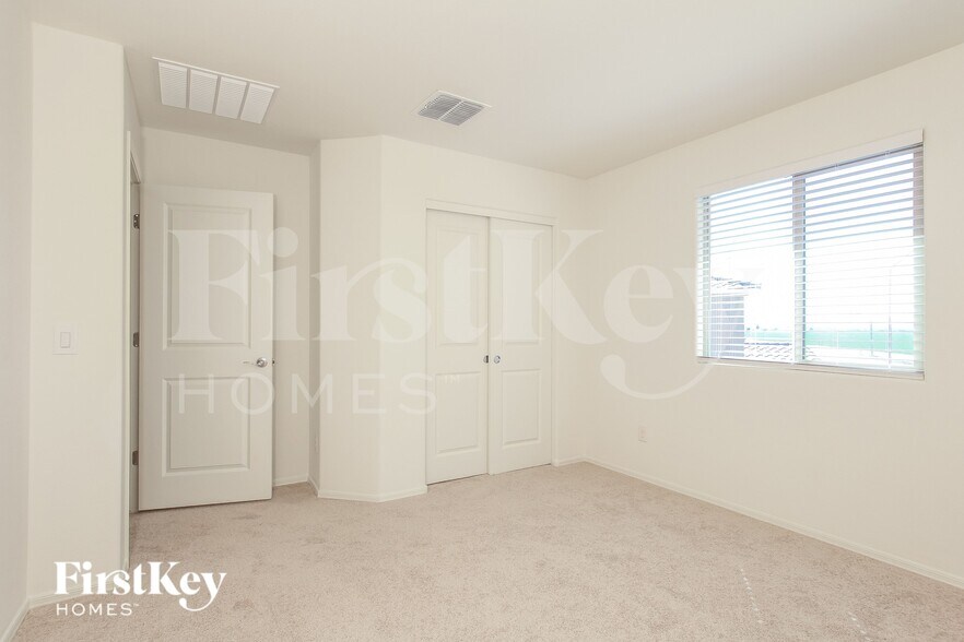 Building Photo - 8434 S 258th Dr