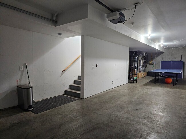 Building Photo - 715 NE Oak St