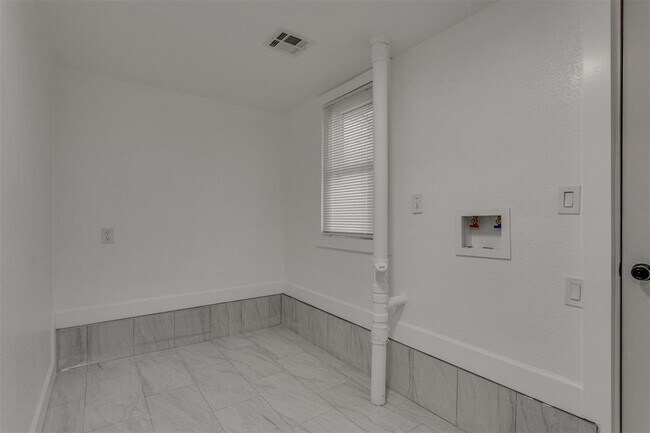 Building Photo - 2421 NW 18th St
