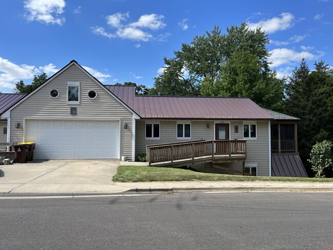 Building Photo - 108 S Park St