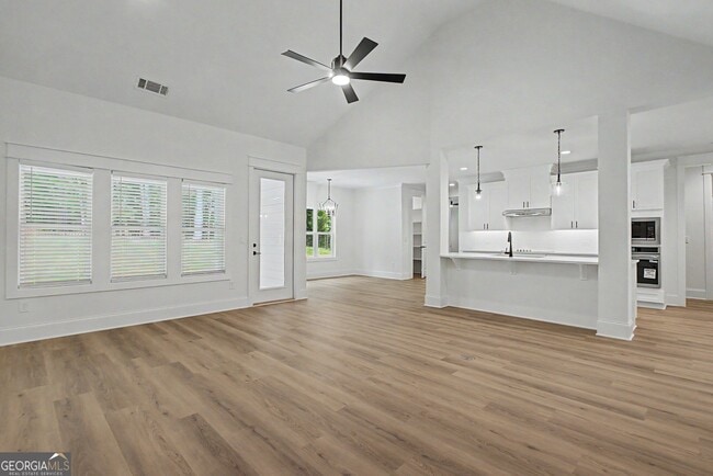 Building Photo - 347 E Crestwood Rd