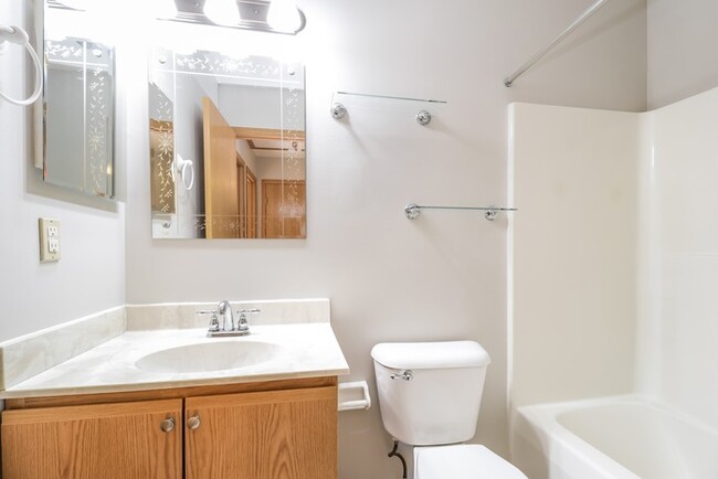 Building Photo - Cute 3 Bedroom