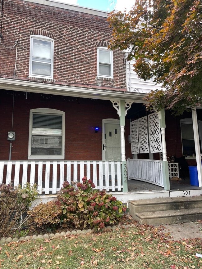 Building Photo - AVAILABLE NOW - MOVE-IN READY!!! Bright and Spacious 3 bedroom house in Drexel Hill!!