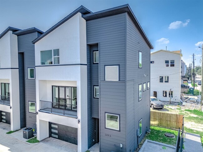 Building Photo - 3209 St Emanuel St