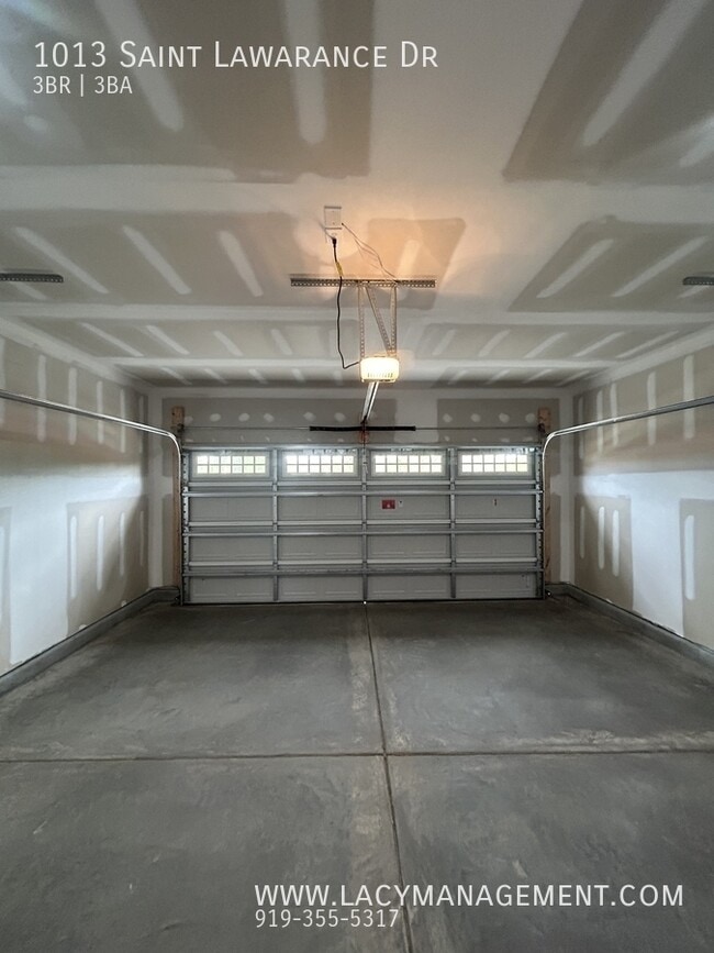 Building Photo - 1013 St Lawrence Dr