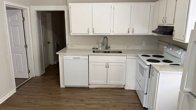 Building Photo - MOVE IN SPECIAL: $650 OFF 1ST MONTH'S RENT!**