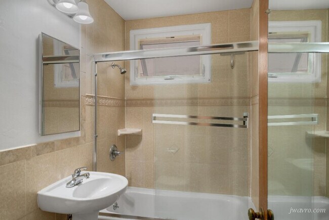 Building Photo - 1930 Franklin St