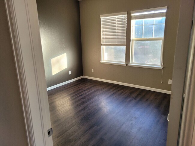 Building Photo - 2109 Owens Ave