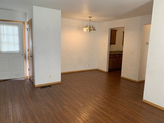 Building Photo - 2BR/1BA Apartment Near MSSU! DOWNSTAIRS UNIT!!