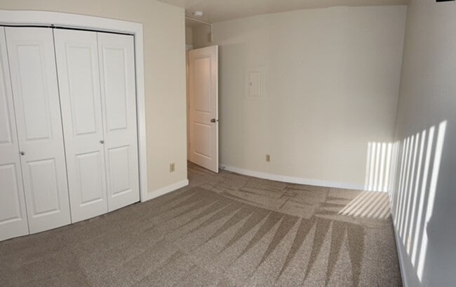 Building Photo - 2 Bedroom Condo!