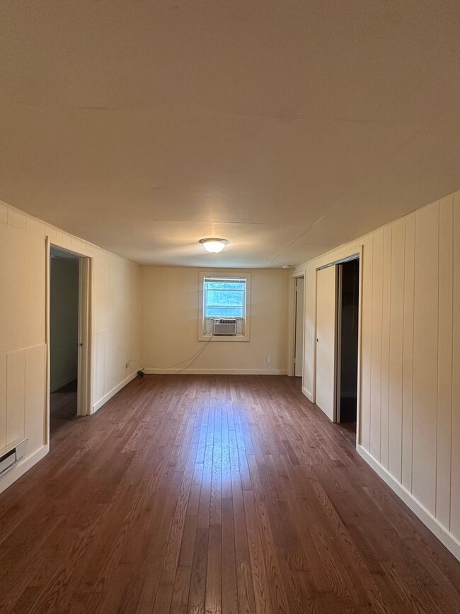 Building Photo - Private ranch with spacious yard! Can accommodate 5 bedrooms!