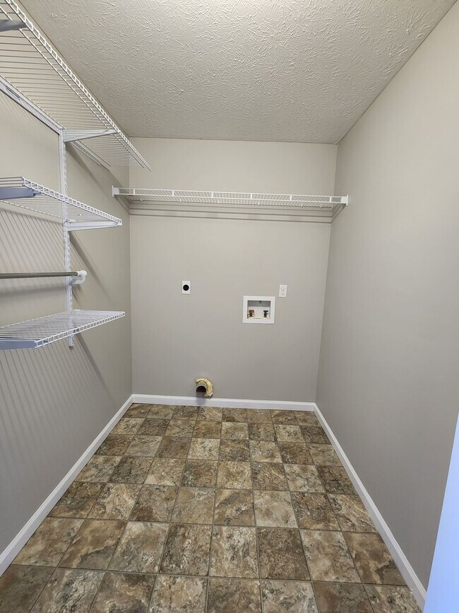 Building Photo - 4 Bedroom 3 Full Bath + Bonus Room