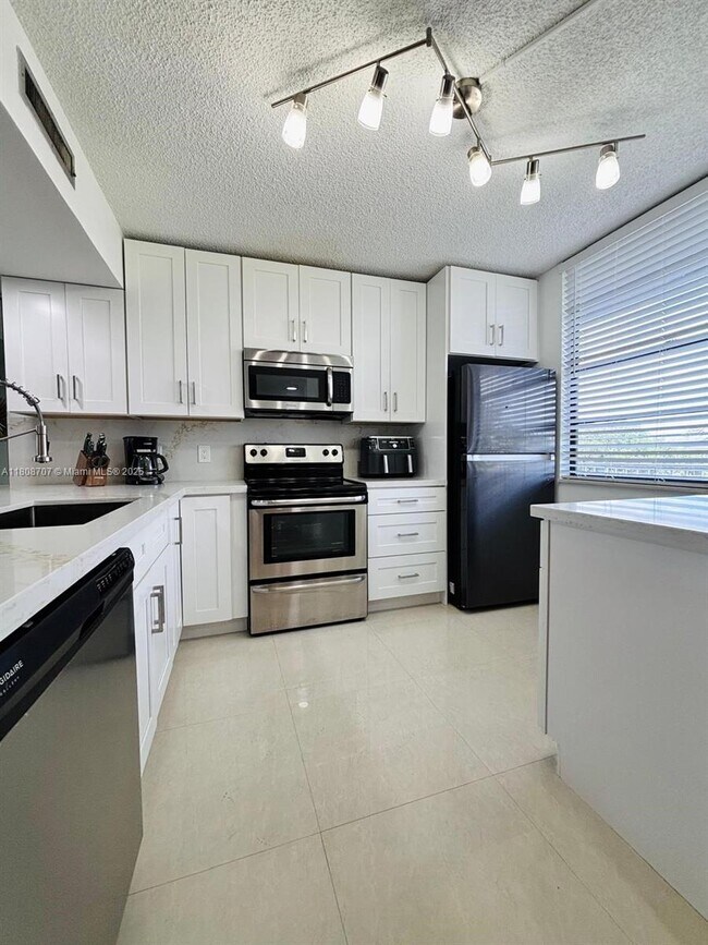 Building Photo - 1528 Whitehall Dr