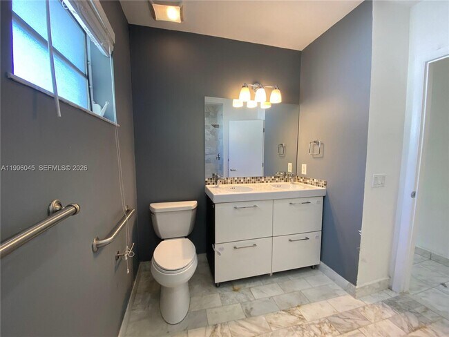 Building Photo - 1101 Bay Dr