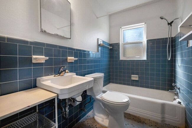 Building Photo - Convenient & Comfortable 1/1 – Updated and...