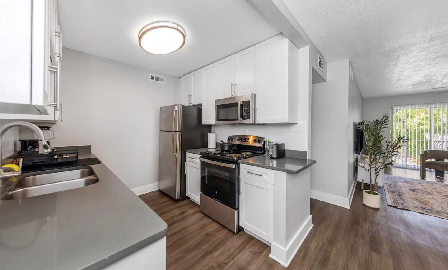 Building Photo - 4404 W Kennedy Blvd