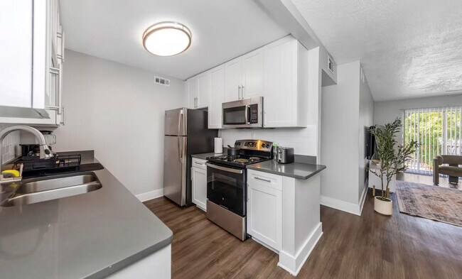 Building Photo - 4404 W Kennedy Blvd