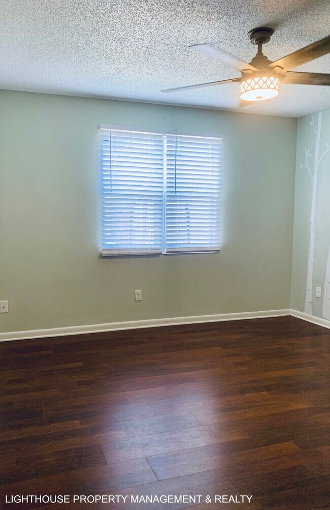 Building Photo - Spacious 4-Bedroom, 2-Bath with Fenced Yar...