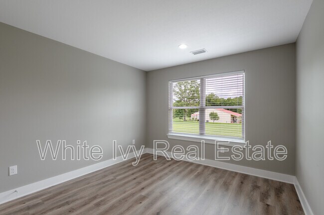 Building Photo - 250 N Shady Oaks Dr