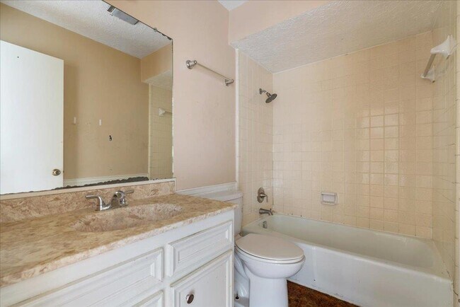 Building Photo - 908 N LBJ Dr
