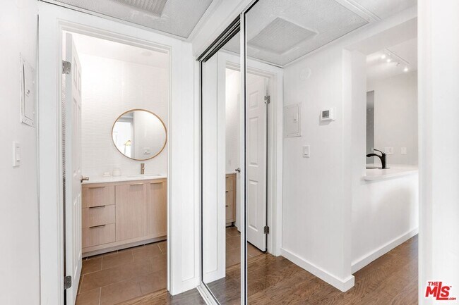 Building Photo - 141 S Clark Dr