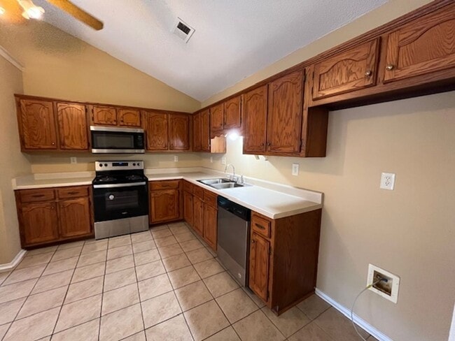 Building Photo - Renovated 3 Bedroom 2 Bath Home with 2 Car Garage for Rent!!