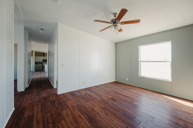 Building Photo - 2423 N Redondo Ave