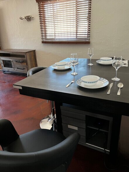 Building Photo - 1512 N Forgeus Ave