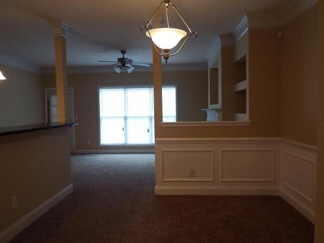Building Photo - Very Spacious 3b/2.5b Townhome