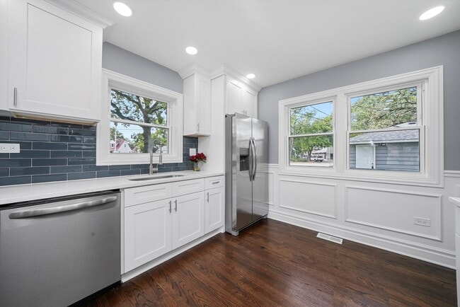 Building Photo - 9624 W Shore Dr