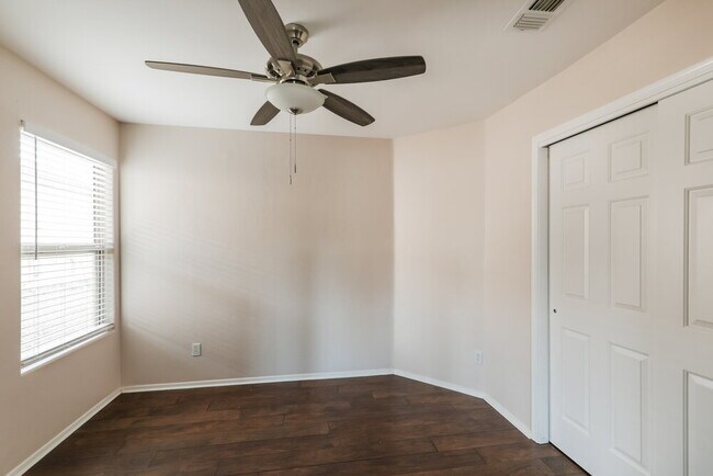 Building Photo - 422 W Tara Danette Dr