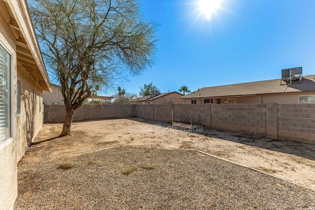 Building Photo - 703 W Hess Ave