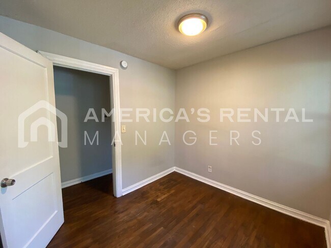 Building Photo - Home for rent in Midfield!