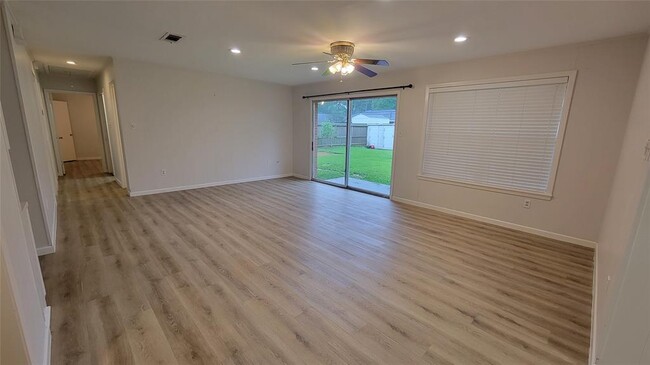 Building Photo - 215 Pine Shadow Dr