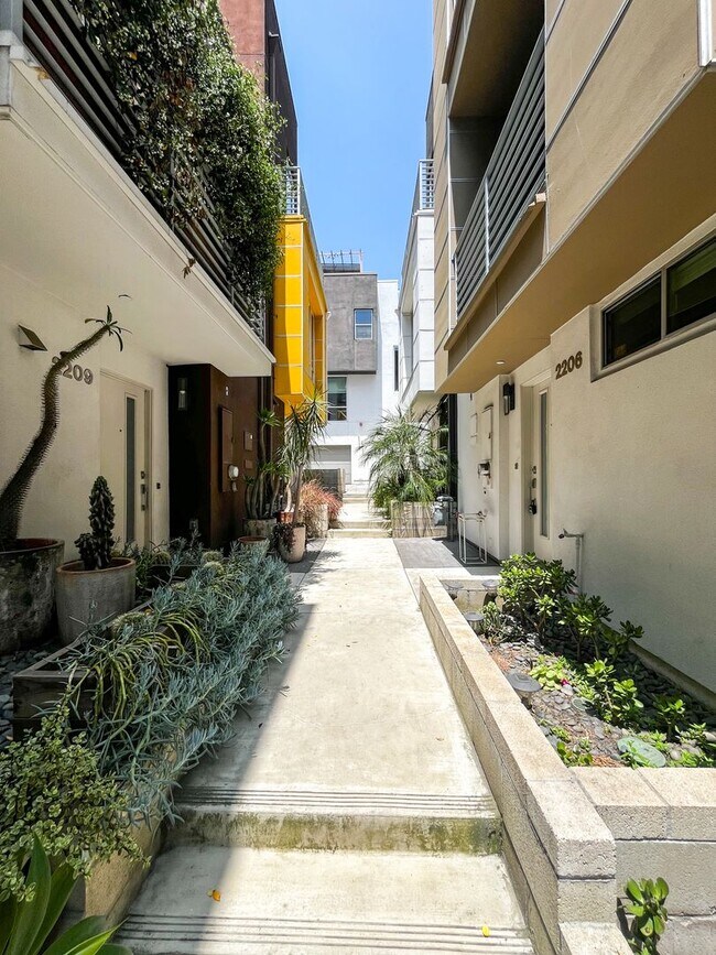 Building Photo - Spacious Light-Flooded 3-Story Silver Lake...