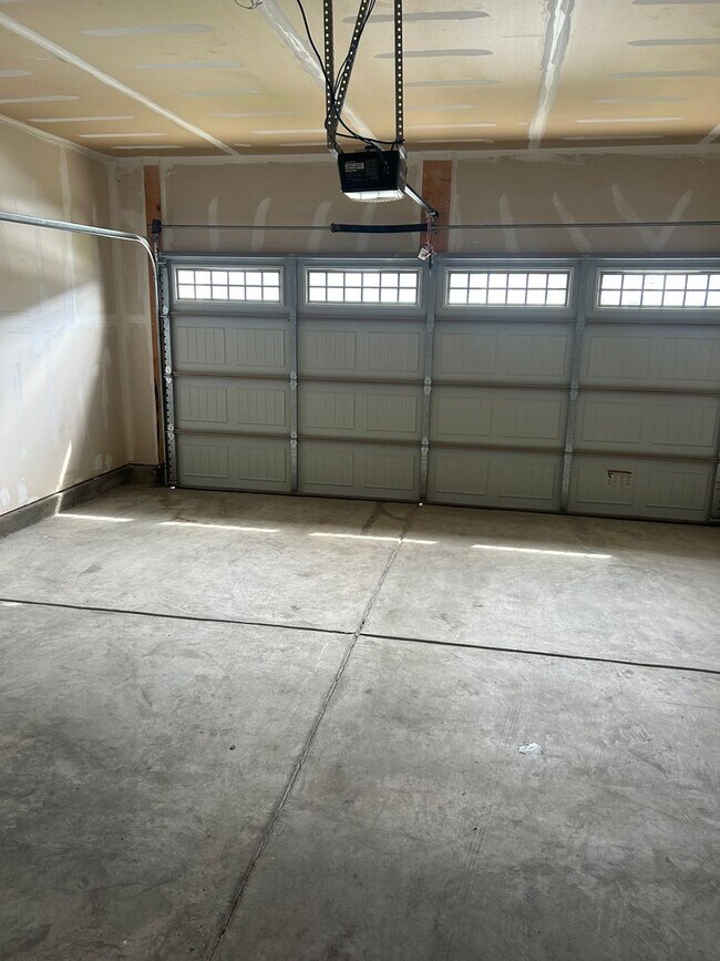 Building Photo - Simpsonville - 3/ 2.5, 1952  SF