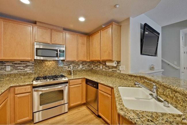 Building Photo - Newer 3bedrooms townhouse with 2 Cars Garage and AC in Fremont Niles area for rent