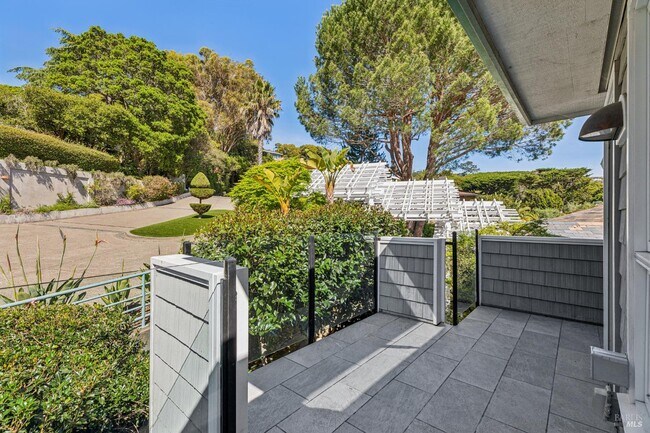 Building Photo - 95 Spring Ln