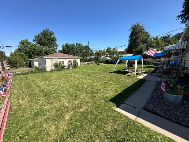 Building Photo - Recently updated 2-bedroom, 1-bath unit in a well-maintained Englewood fourplex w/ a shared yard!...