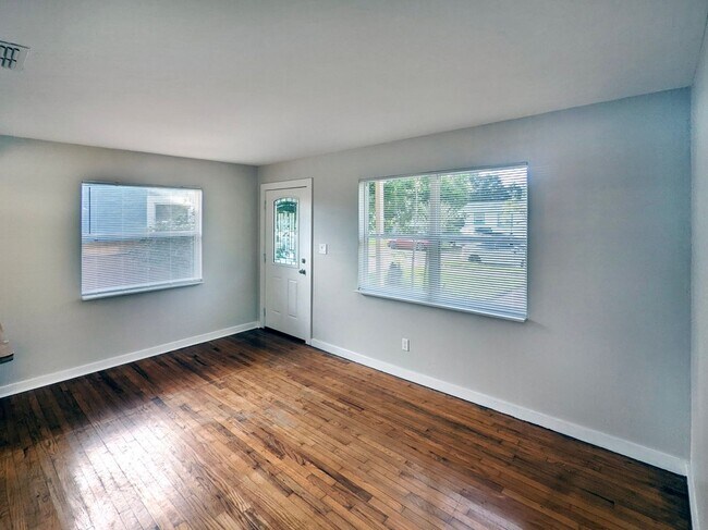 Building Photo - LOCATION, LOCATION, LOCATION w/ INCREDIBLE YARD!